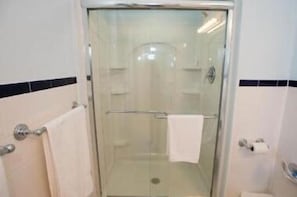 Regadera, bidet, toallas, jabón