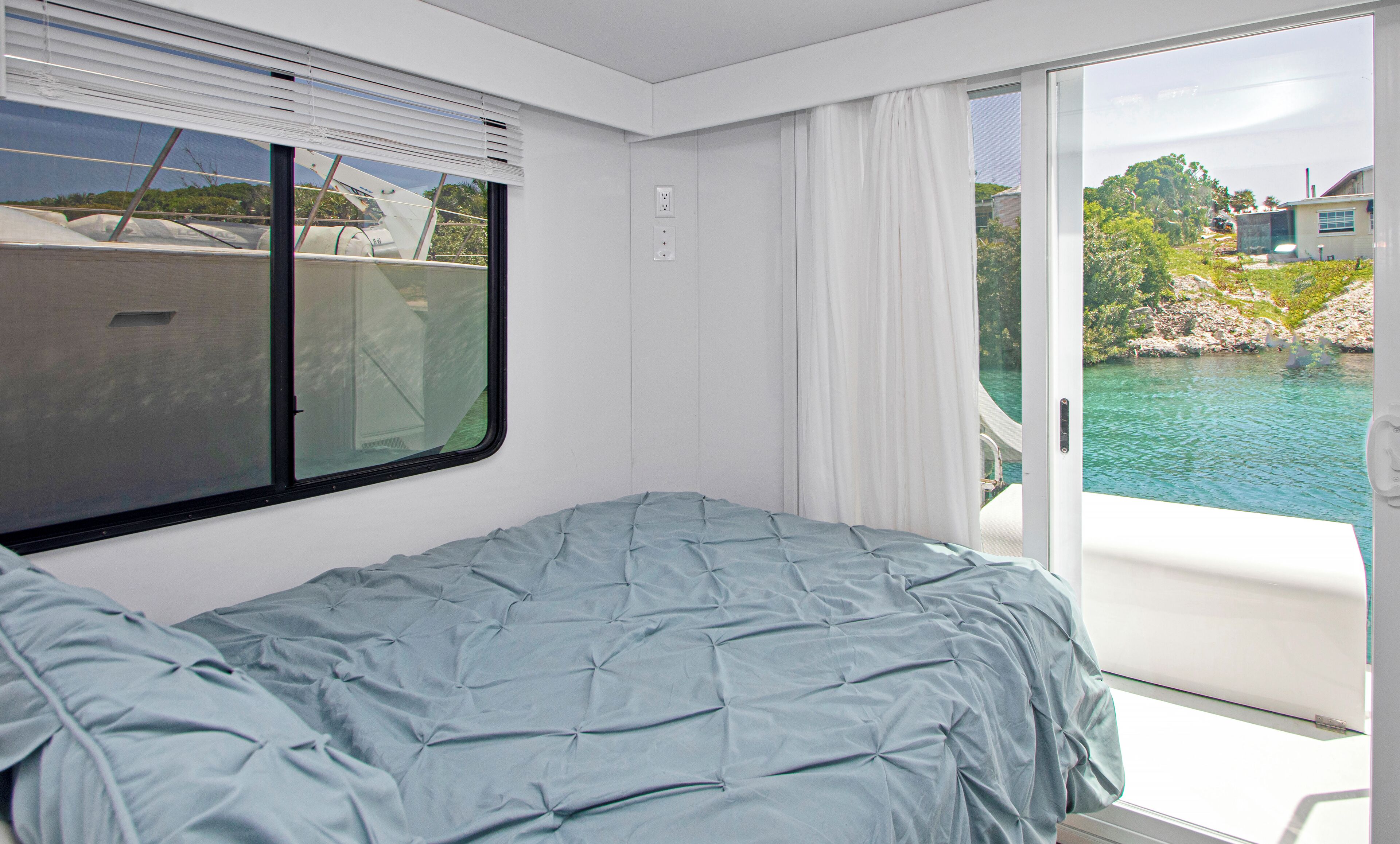 panoramic cabin, ocean view, overwater | 1 bedroom, egyptian cotton sheets, premium bedding, minibar