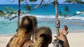 Aan het strand, wit zand, snorkelen, windsurfen