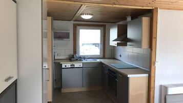 Nhà cơ bản | Bếp riêng | Tủ lạnh, lò vi sóng, bếp nấu, dụng cụ pha cà phê/trà