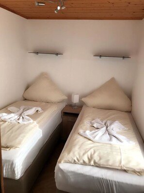 Basic House | Iron/ironing board, cribs/infant beds, travel crib, free WiFi - Kleines Ferienhaus (Berlin)