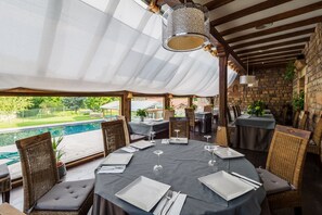 Daily continental breakfast (EUR 5.50 per person)