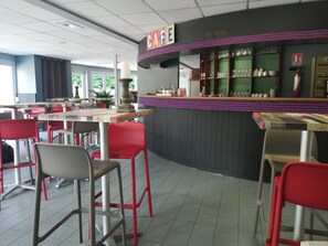Café da manhã com buffet todos os dias mediante uma taxa