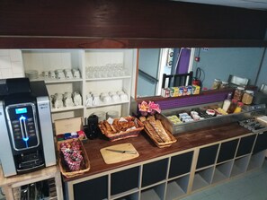Se ofrece un desayuno bufé todos los días (por un coste adicional)