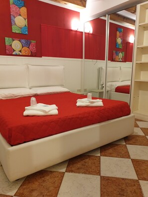 Egyptian cotton sheets, premium bedding, rollaway beds, free WiFi - Ca' del Sol Venezia (Venice)