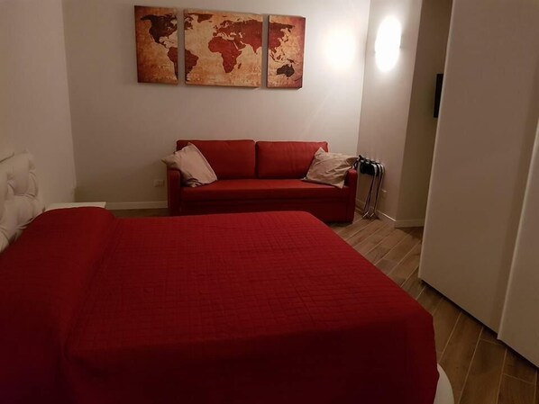 Rom (Bordeaux) | Individuelt innredet, skrivebord, skrivebord for bærbar PC og lydisolert