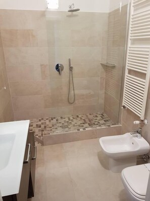 Shower, free toiletries, hair dryer, bidet - Villa Gatti (Milan)