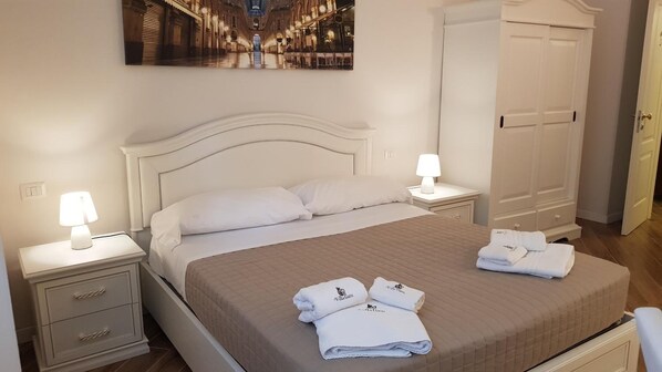 客室ごとに異なるインテリア、デスク、ノートパソコン用作業スペース、防音設備