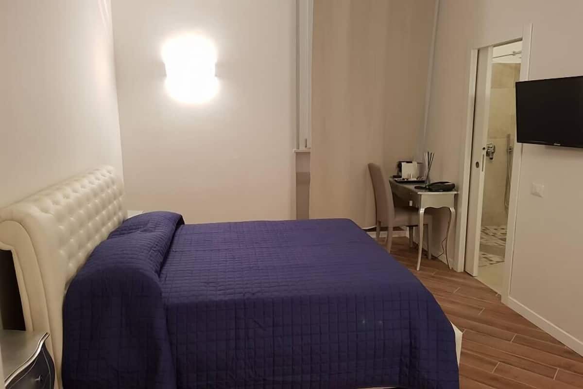 Double Room (Argento) | Desk, laptop workspace, soundproofing, WiFi (free)
