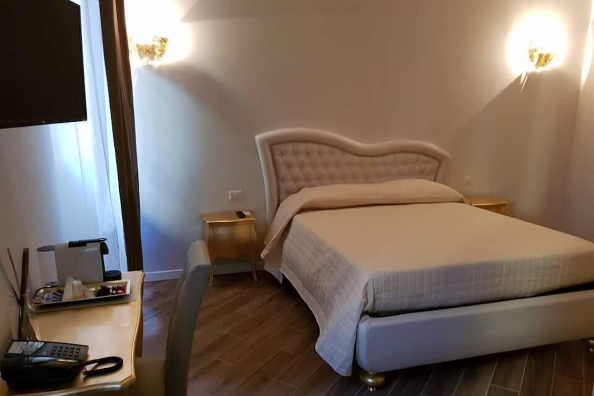 Room (Oro) | Desk, laptop workspace, soundproofing, WiFi (free)