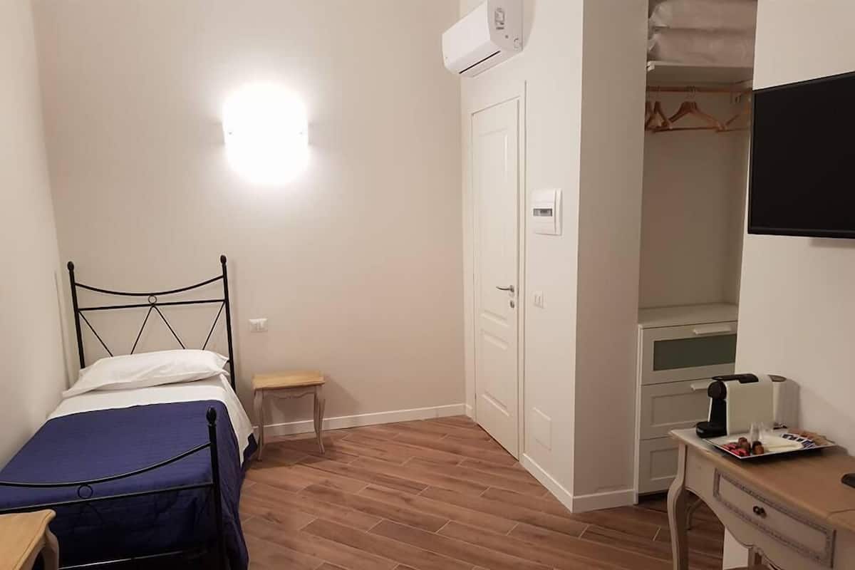 Room (Blu) | Desk, laptop workspace, soundproofing, WiFi (free)