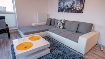 Presidential-Suite, 1 Schlafzimmer, Balkon | Wohnzimmer | 51-Zoll-LED-Fernseher mit Satellitenempfang, Fernseher