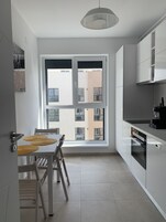 Refrigerador con freezer, horno, placa de cocina, cafetera/tetera