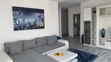 Suite presidencial, 1 habitación, balcón | Zona de estar | Televisión LED de 51 pulgadas con canales por satélite, una televisión