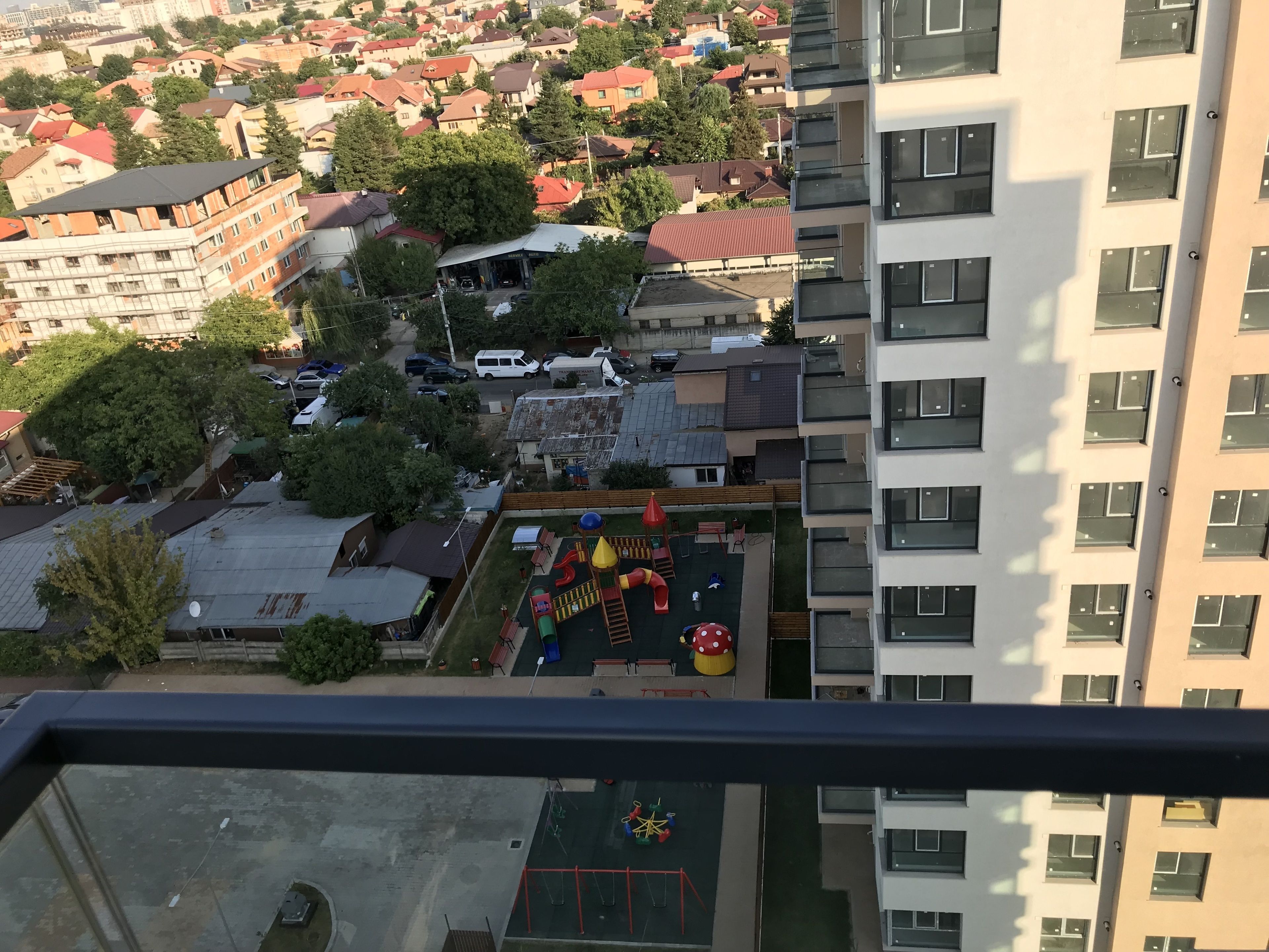 Un edificio alto con múltiples ventanas y balcones.
