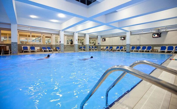 Indoor pool, outdoor pool - Luxury Westpark 2 Residence Lake View W4 (Bucharest)