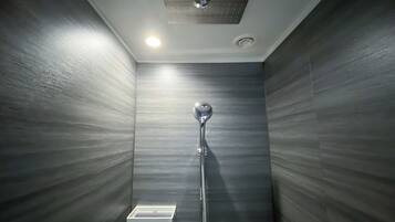 Standard Room, 1 Queen Bed, Non Smoking | Bathroom | Combined shower/tub, free toiletries, hair dryer, bathrobes