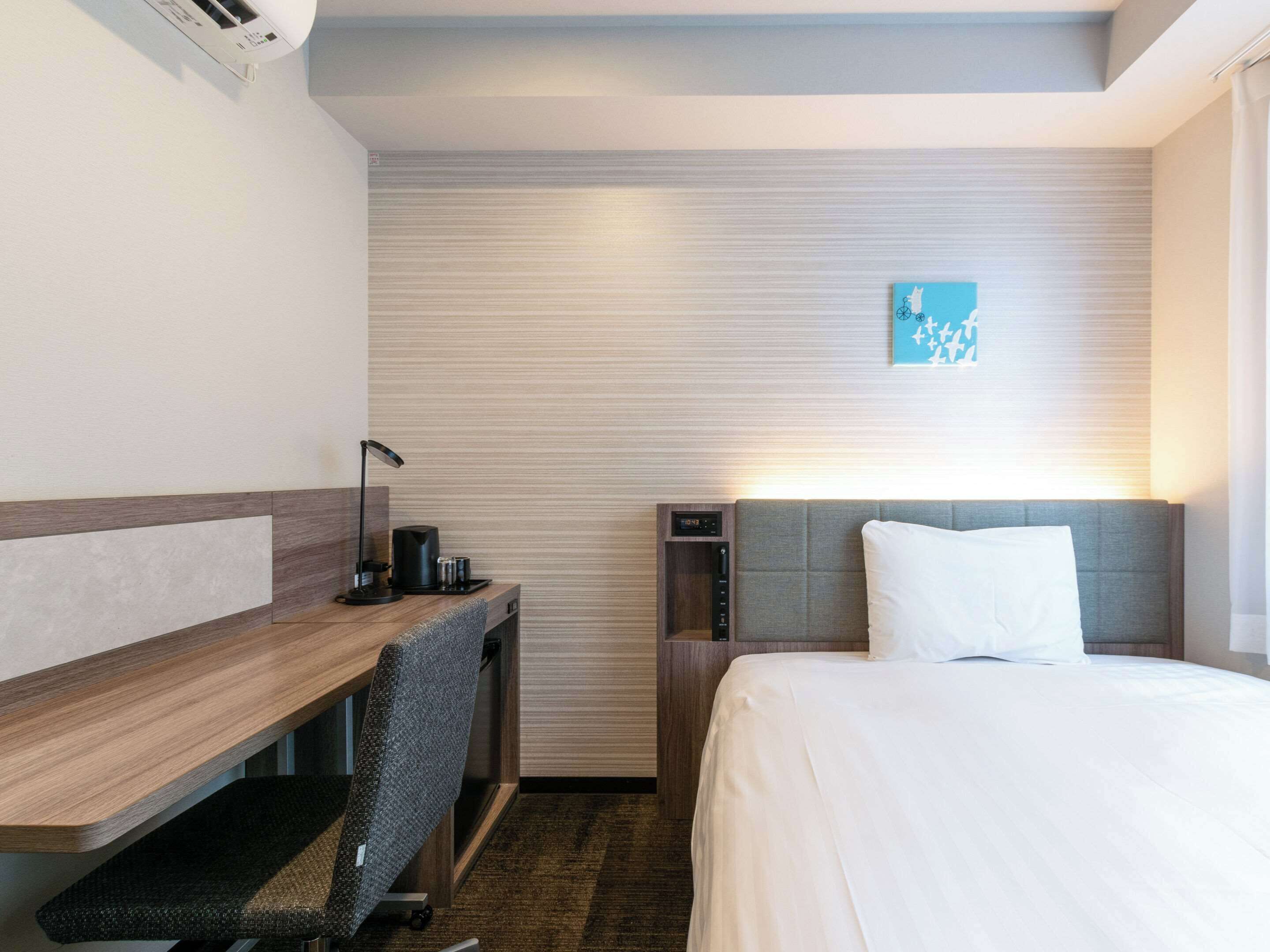 standard room, 1 double bed, non smoking | premium bedding, in-room safe, desk, laptop workspace