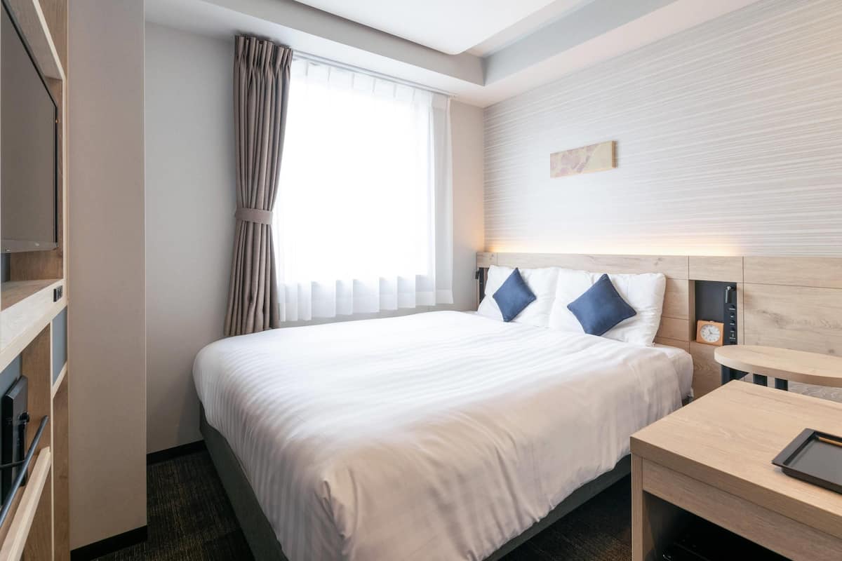 Habitación estándar, 1 cama de matrimonio, no fumadores | Ropa de cama de alta calidad, caja fuerte, escritorio