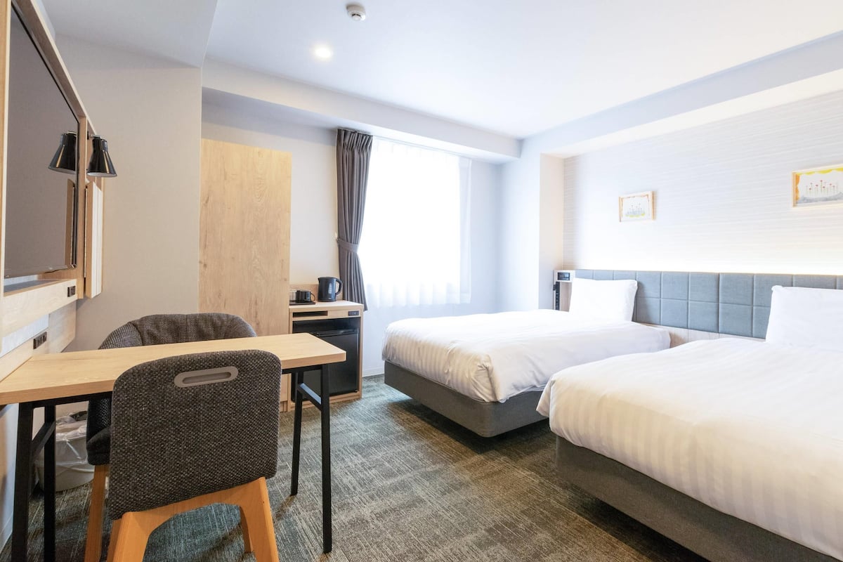 Habitación estándar, 2 camas individuales, no fumadores | Ropa de cama de alta calidad, caja fuerte, escritorio