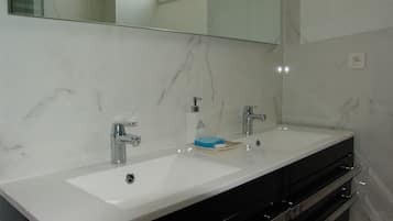 Double Room | Bathroom sink