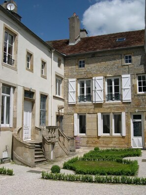 Courtyard - Les Chambres du Chapitre (Langres)