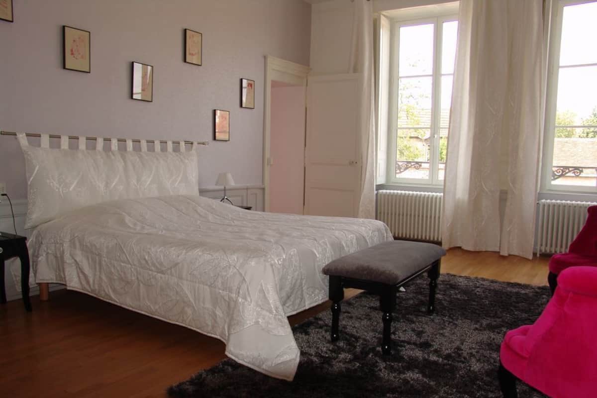 Tabla de planchar con plancha, wifi gratis y ropa de cama