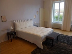 Habitación doble | Tabla de planchar con plancha, wifi gratis, ropa de cama