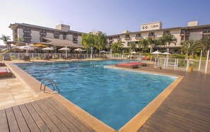 Piscine extérieure, chaises longues