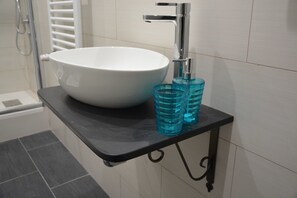 Doppel- oder Zweibettzimmer, Kochnische | Badezimmer | Dusche, Regendusche, Haartrockner, Bidet