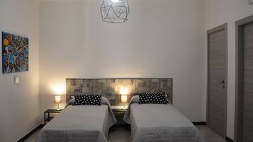 Una scrivania, insonorizzazione, culle/letti per bambini (gratuiti)