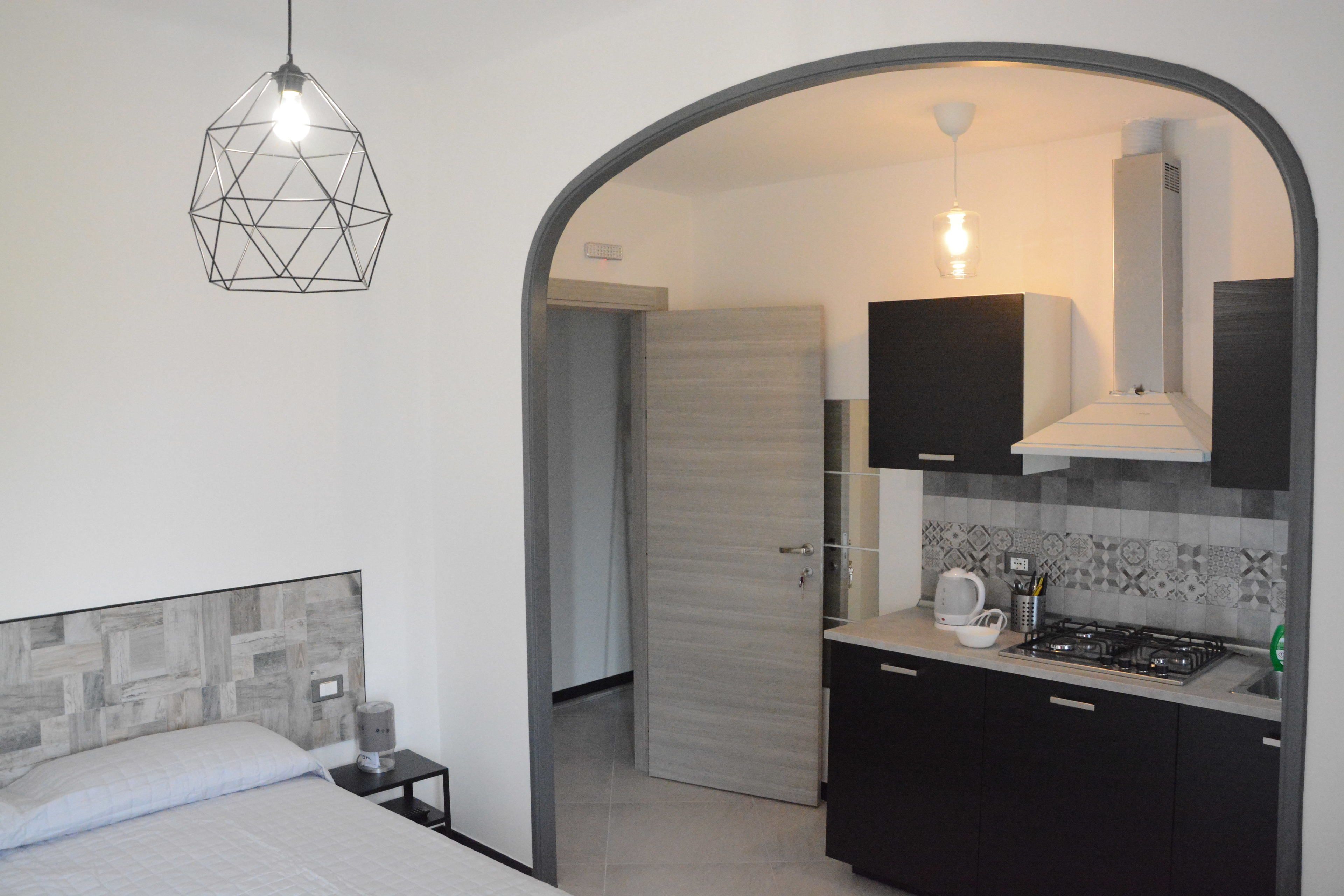 Habitación con 1 cama matrimonial o 2 individuales, cocineta | Escritorio, insonorización, cunas gratuitas y wifi gratis 