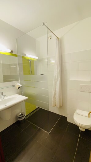 Standard Double Room | Bathroom | Towels