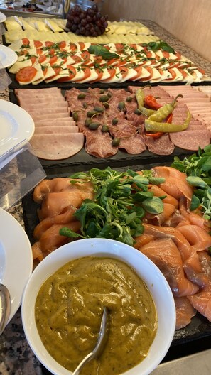 Petit déjeuner buffet (14 EUR par personne)