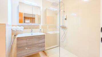 Deluxe-Zimmer | Badezimmer | Handtücher