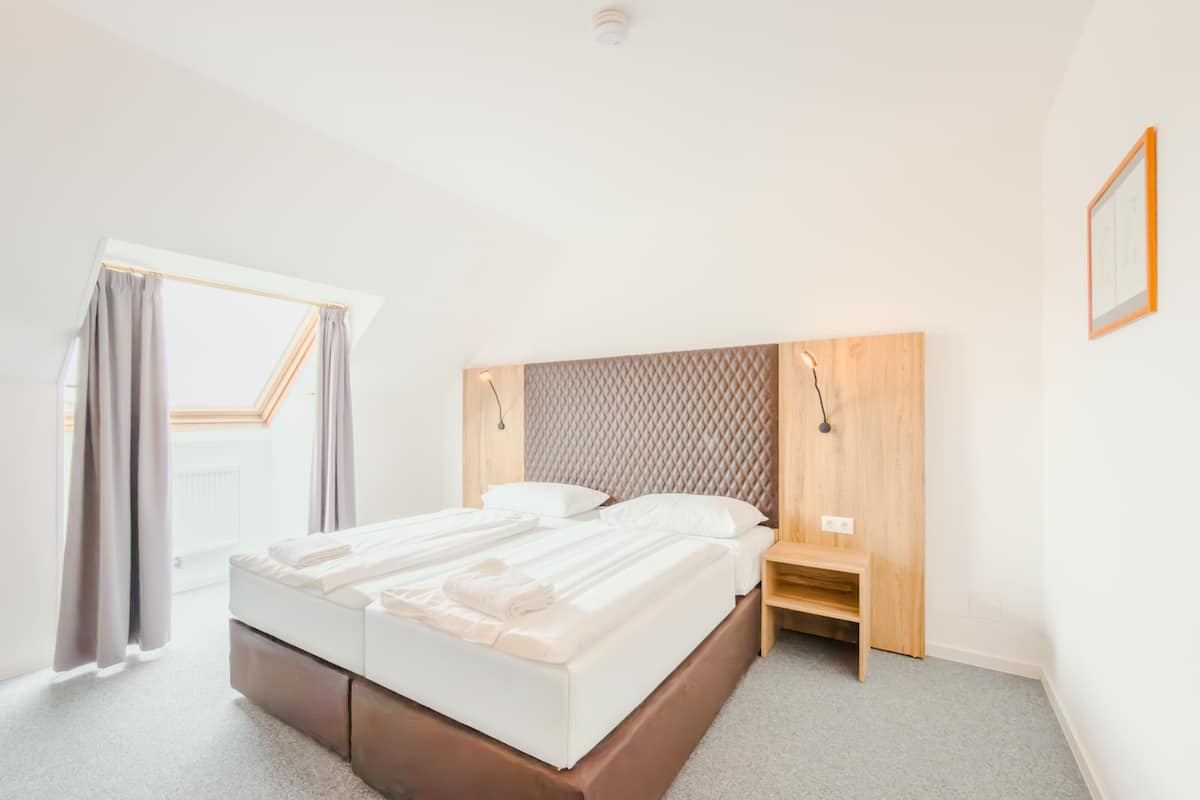 Quarto casal luxo, vista para o jardim | Escrivaninha, espaço de trabalho para notebook, quartos à prova de som