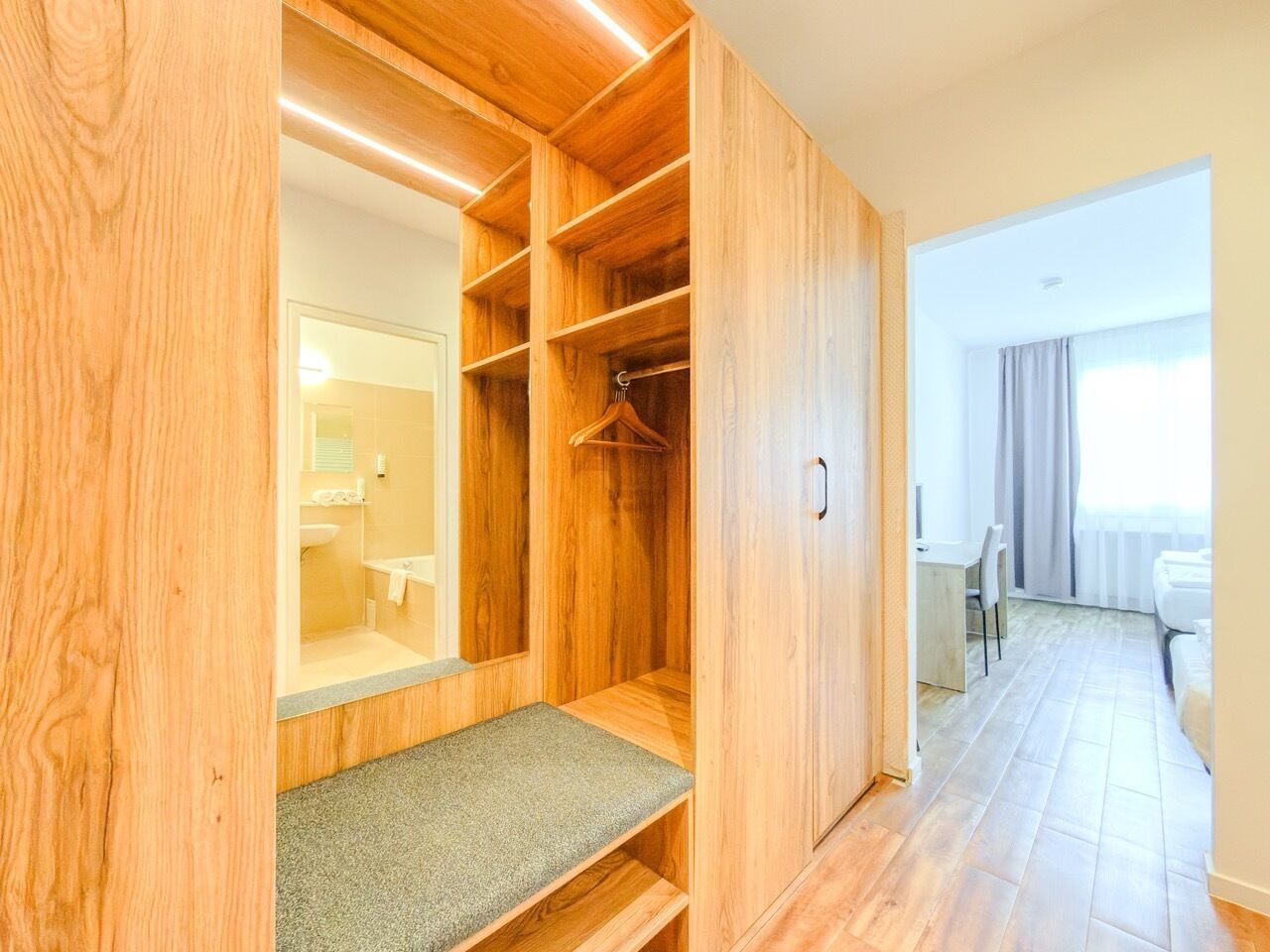 Habitación clásica doble, vistas al jardín | Escritorio y espacio para trabajar con un portátil