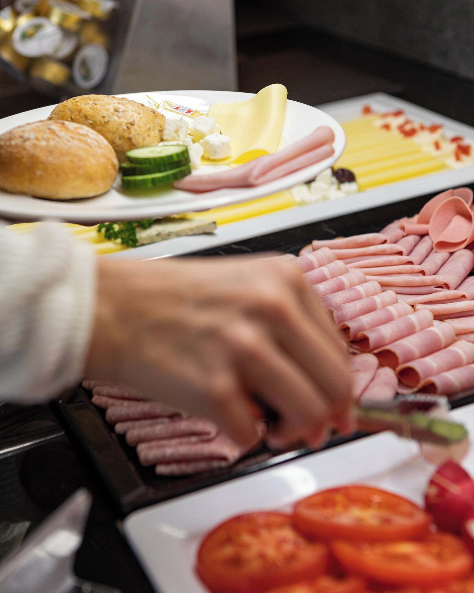 Tägliches Frühstücksbuffet (14 EUR pro Person)