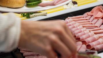 Tägliches Frühstücksbuffet (14 EUR pro Person)