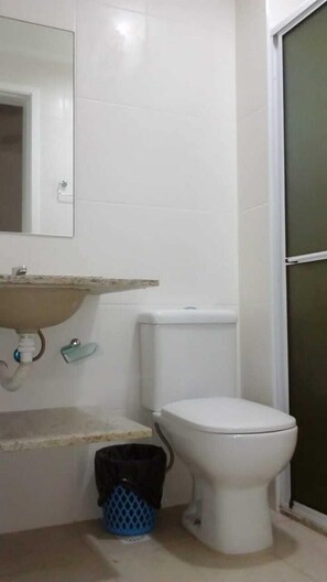 Standard Quadruple Room | Bathroom