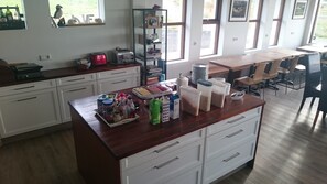 每日供应自助式早餐（每人 EUR 17）