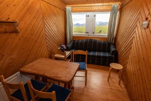 Bungalou tradicional, pati (smaller) | Sala d'estar