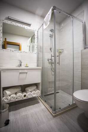 Ducha, artículos de higiene personal gratuitos y secador de pelo