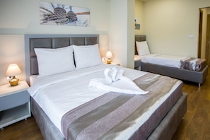 Deluxe-Dreibettzimmer, Buchtblick | Hochwertige Bettwaren, Minibar, Schreibtisch