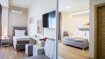 Tremannsrom – deluxe, utsikt mot bukt | Sengetøy av topp kvalitet, minibar og skrivebord