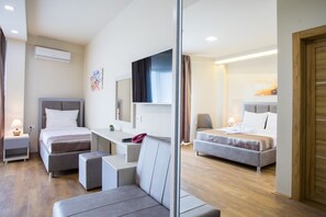 Habitación triple Deluxe, vista a la bahía | Ropa de cama de alta calidad, minibar y escritorio 
