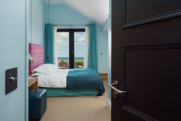 Decoración personalizada, tabla de planchar con plancha y wifi gratis