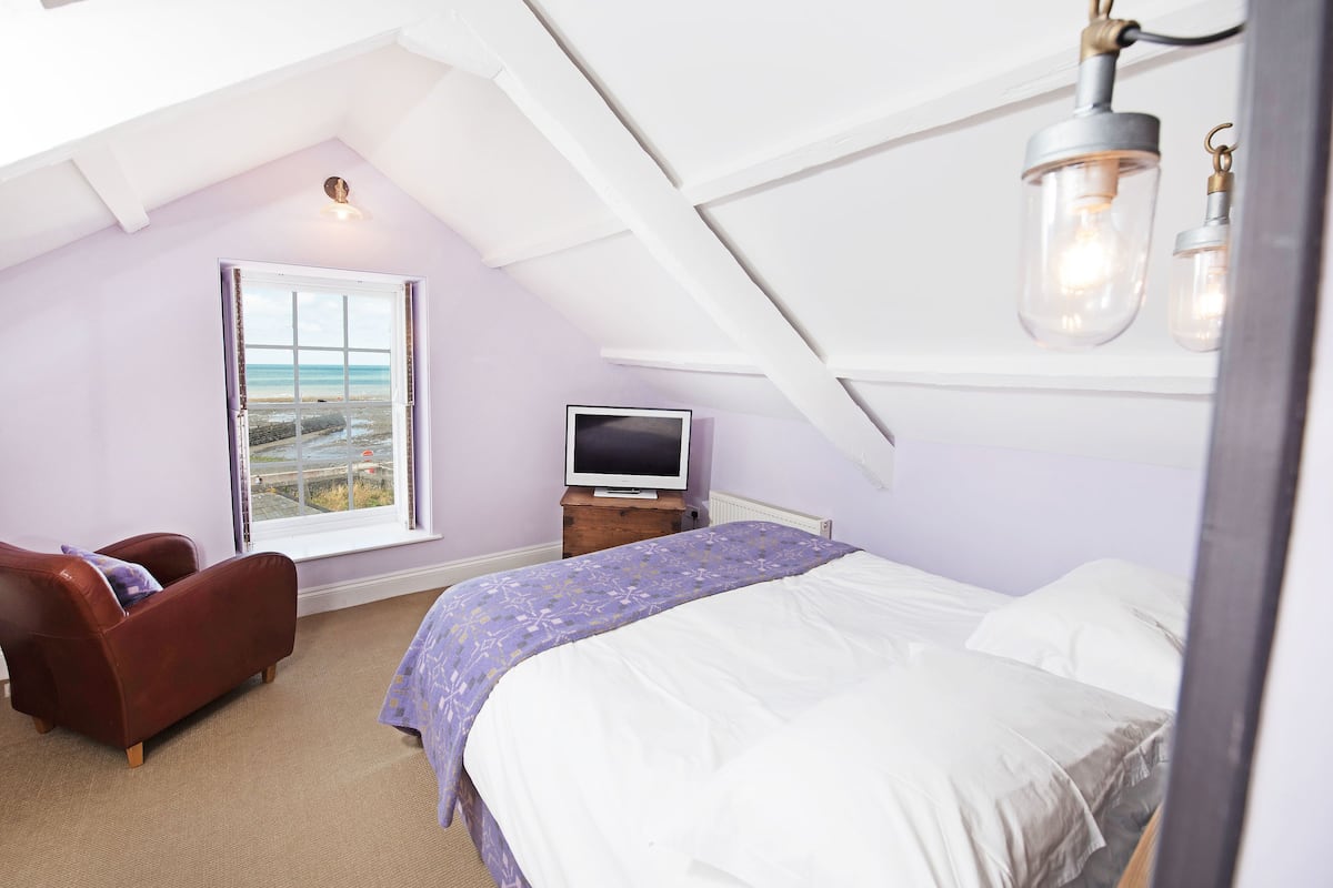 1 bedroom, individually decorated, iron/ironing board, free WiFi