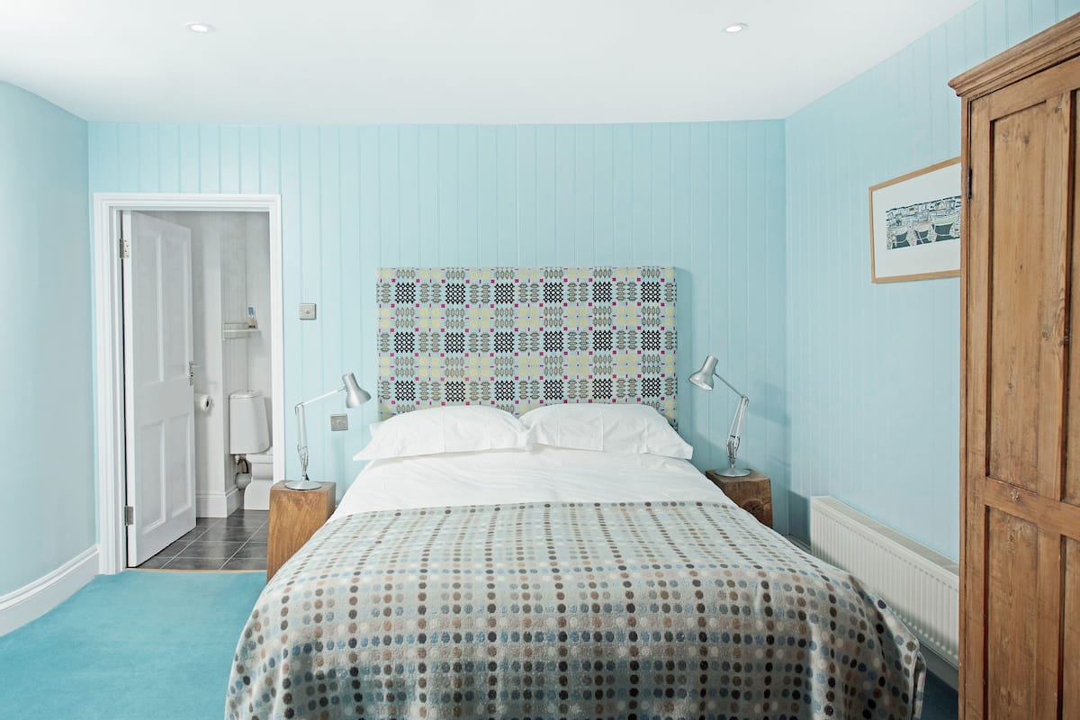 1 bedroom, individually decorated, iron/ironing board, free WiFi