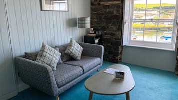 AERON BELLE | Individually decorated, iron/ironing board, free WiFi, bed sheets